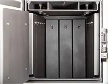 MARELI SYSTEM / CALDAIA LEGNA LCG LAMBDA - L’immagine vuole mettere in evidenza gli inserti intercambiabili posti sui tre lati del vano di carico che hanno lo scopo di proteggere ulteriormente le pareti del già robusto corpo caldaia. Con questo sistema se ne avvantaggia la durata la durata del corpo caldaia, qualora gli inserti si svergolassero o si deteriorassero possono venire facilmente sostituiti sfilandoli dalle asole a chiave poste in alto. Nella parte superiore si notano invece i convogliatori che servono ad aspirare i fumi che potrebbero fuori uscire nelle fasi di ricarica del combustibile.