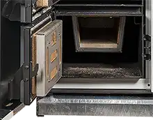 MARELI SYSTEM / CALDAIA LEGNA LCG LAMBDA - L’immagine illustra la parte inferiore del corpo caldaia dove è posta la camera di combustione in refrattario ed il secondo giro fumi. La fiamma della combustione, in un primo tempo, si propaga all’interno della camera di combustione e per aspirazione poi viene fatta defluire nella zona sottostante (secondo giro fumi), dove incomincia ad avere un primo scambio termico con le pareti del corpo caldaia che al suo interno contengono l’acqua di scambio.