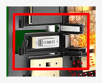 MARELI SYSTEM / CALDAIA LEGNA LCG LAMBDA - L’immagine si concentra principalmente sullo sportello intermedio che serve per accedere al fondello del vano di carico per eseguire la pulizia della feritoia di passaggio della fiamma, eventualmente pulire anche il piano inferiore del vano di carico e, se fatta manualmente, l’accensione del combustibile. Al centro dello sportello si nota il dispositivo dell’accensione automatica costituito da un piccolo contenitore al cui interno viene posto del pellet che a sua volta, nel caso si esegua l’accensione automatica, viene incendiato da una apposita candeletta, tipica di quelle usate nelle stufe o nelle caldaie a pellet.